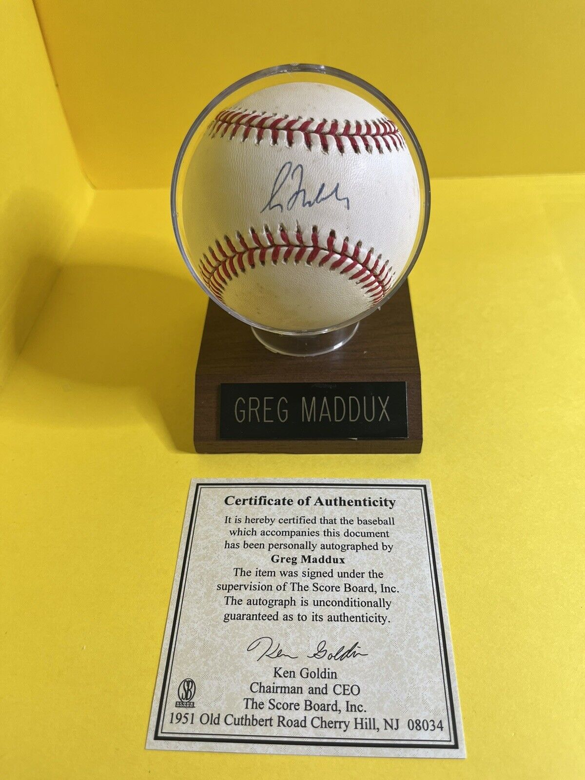Greg Maddux Signed ONL Baseball. HOF Pitched For Cubs & Braves. Scoreboard COA