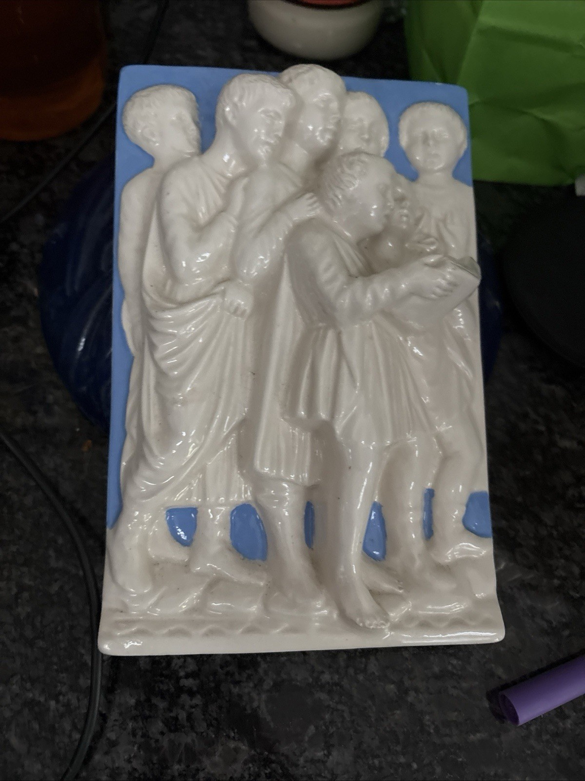 VTG Italy Wall Hanging Plaque Men Reading or Singing 3D Blue White 5.5\ VTG Italy Wall Hanging Plaque Men Reading or Singing 3D Blue White 5.5\