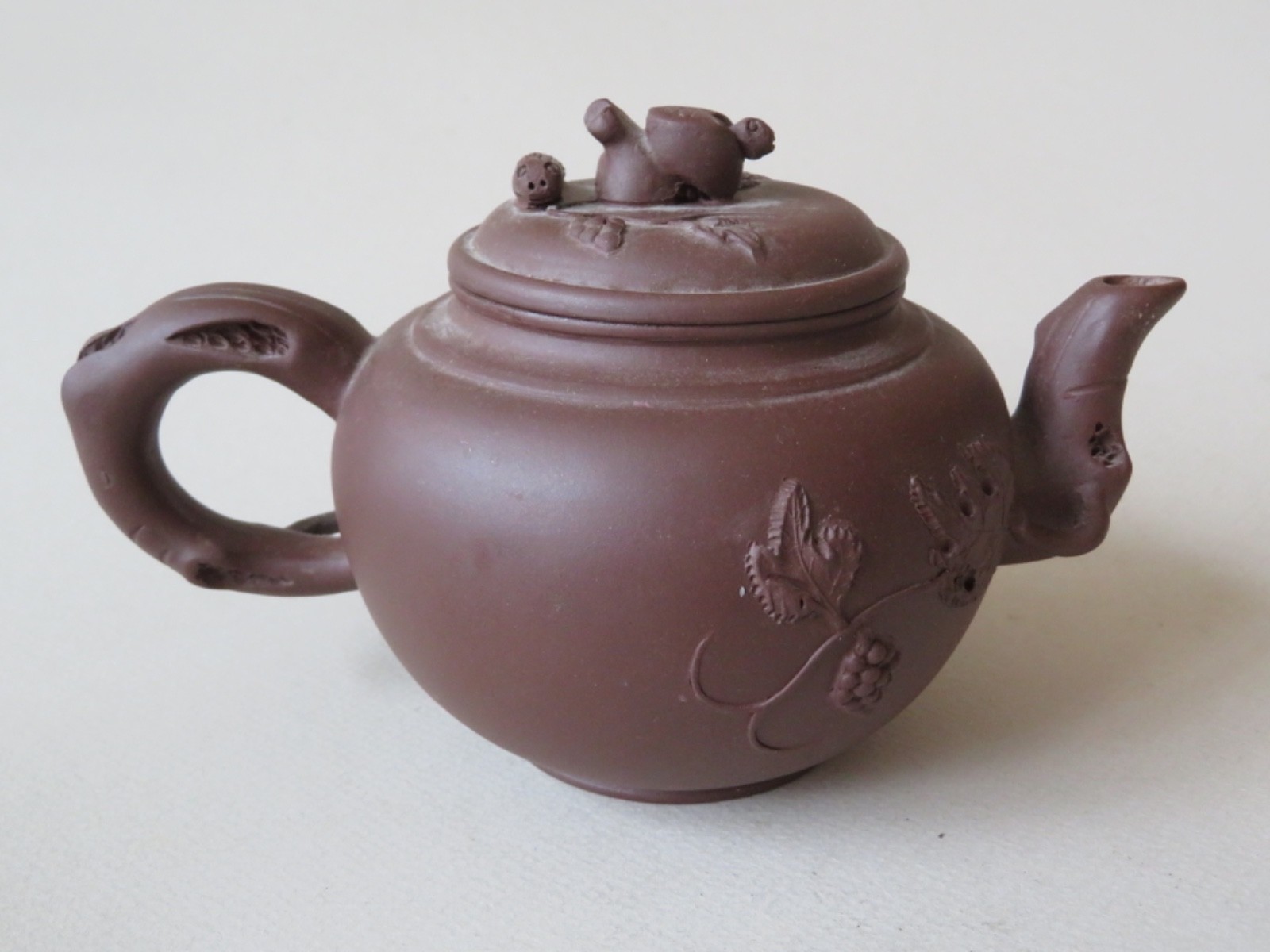 VINTAGE CHINESE YIXING ZISHA YI XING TEAPOT WITH SQUIRRELS & GRAPES IN RELIEF VINTAGE CHINESE YIXING ZISHA YI XING TEAPOT WITH SQUIRRELS & GRAPES IN RELIEF