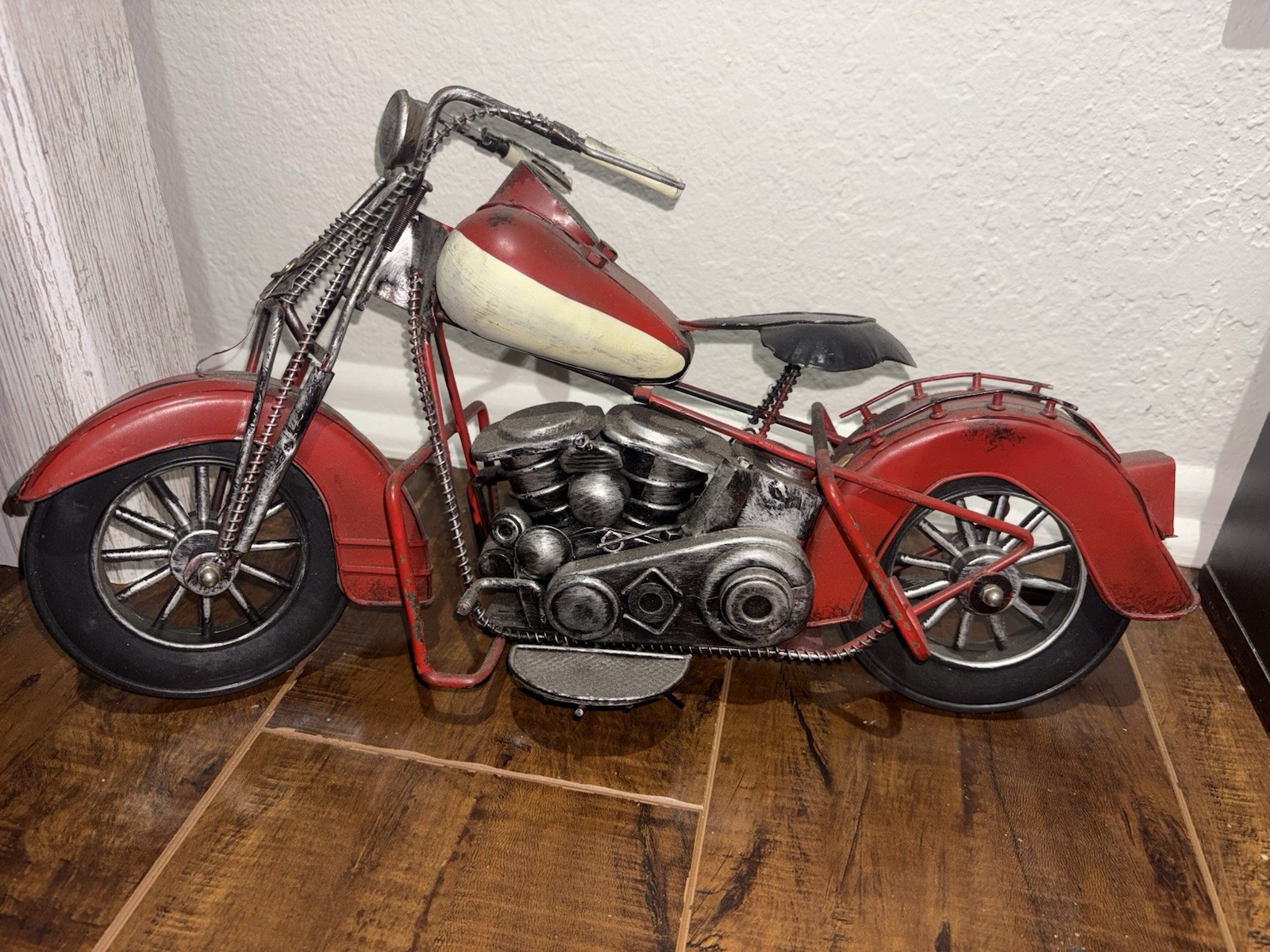 vintage-style red and black metal motorcycle sculpture Model Red Collectible
