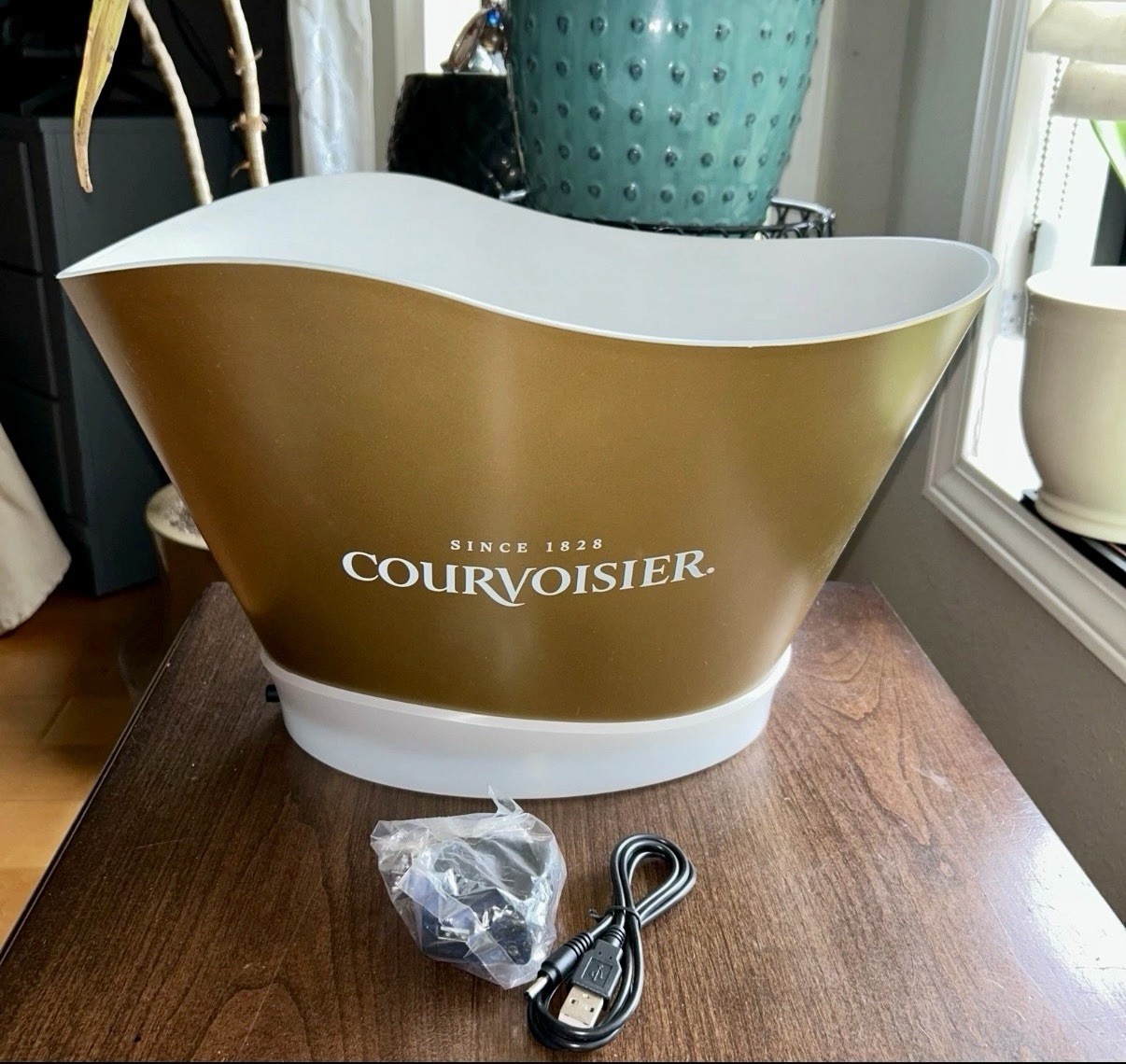 Courvoisier Cognac LED Light Up Chargeable Bottle Service Bar Ice Bucket *NEW* Courvoisier Cognac LED Light Up Chargeable Bottle Service Bar Ice Bucket *NEW*