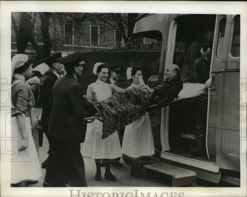 1941 Press Photo a London hospital patient is evacuated after German bombing hit