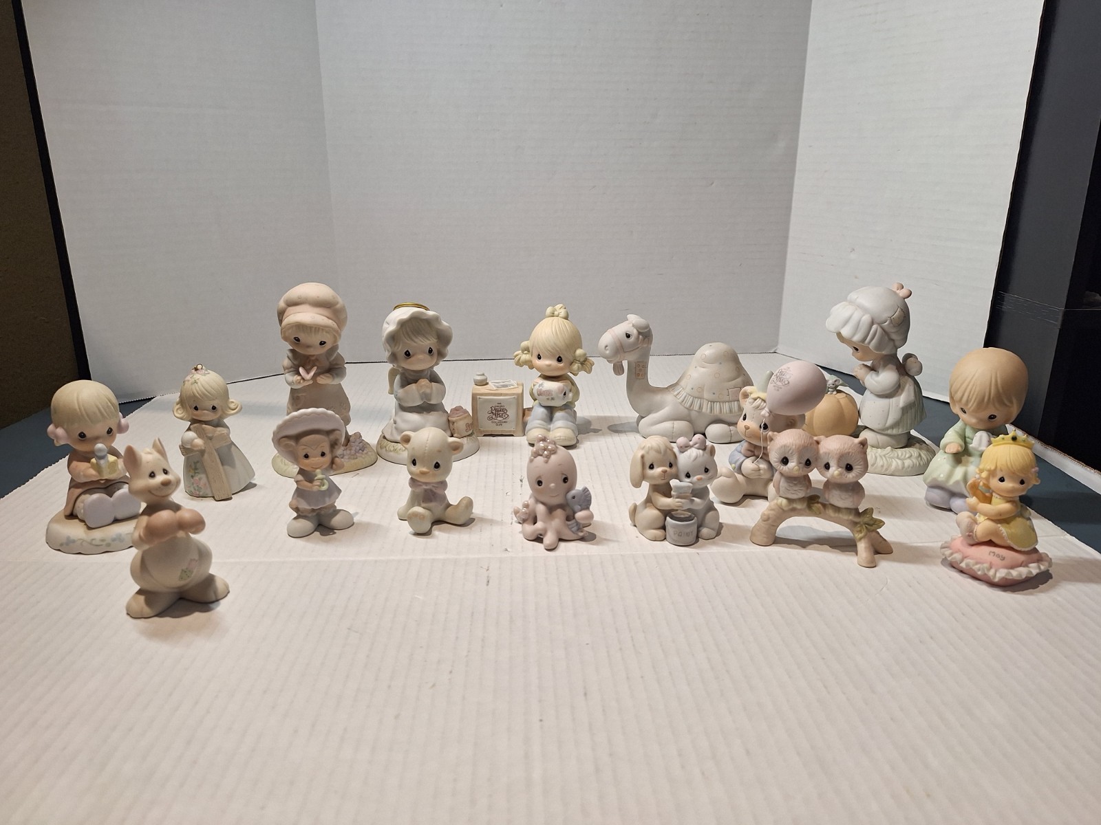 Precious Moments Figurine Lot Of 16 People Amd Critters Assorted Sizes Precious Moments Figurine Lot Of 16 People Amd Critters Assorted Sizes