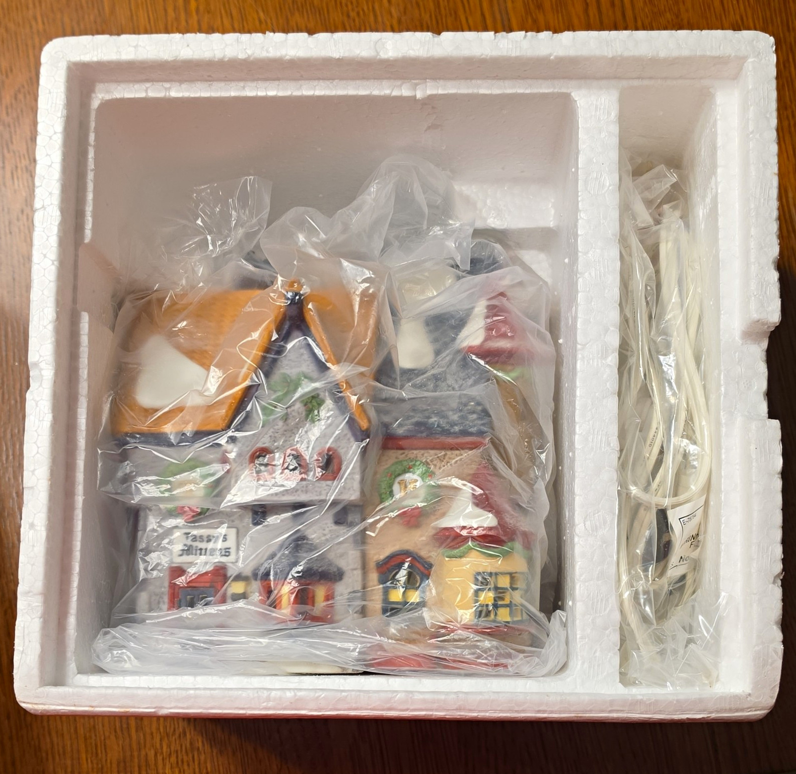 Dept 56 Heritage Village Tassy's Mittens Porcelain Lit Boxed 1991