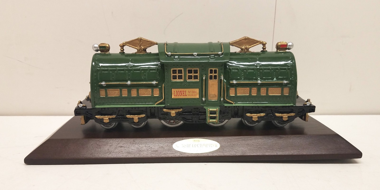 Avon Collectibles Lionel Classic Train Collection No. 381E Locomotive Replica Avon Collectibles Lionel Classic Train Collection No. 381E Locomotive Replica