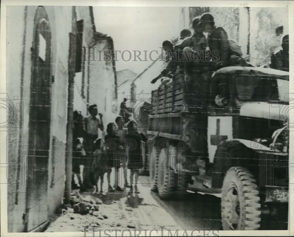 1943 Press Photo troops on a US Medical truck share candy with Italian children