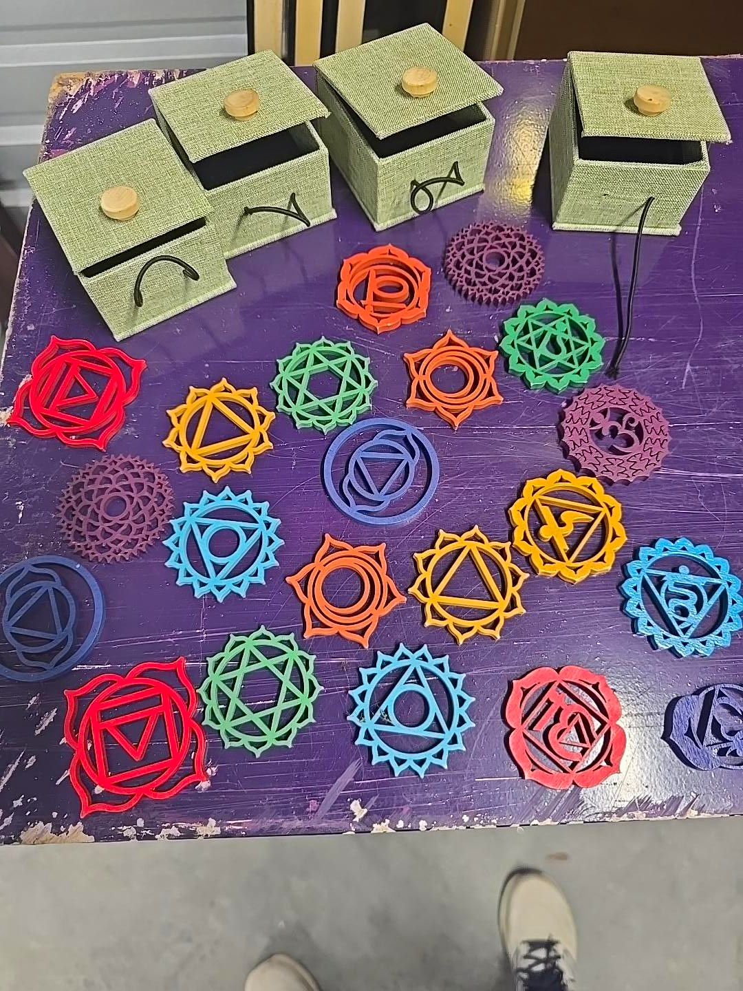 Lote de símbolos de Chakras decorativos + 3 cajas – Yoga / Reiki / Meditation Lote de símbolos de Chakras decorativos + 3 cajas – Yoga / Reiki / Meditation