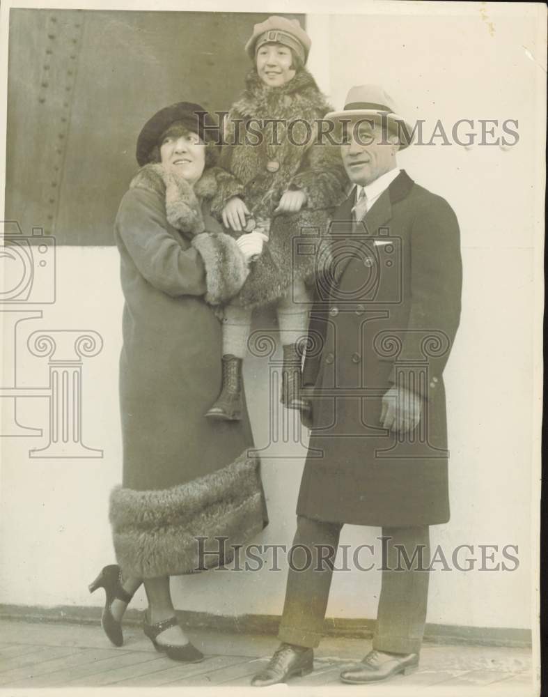 1924 Press Photo Retired boxer Johnny Dundee and wife aboard ship - kfx58988 1924 Press Photo Retired boxer Johnny Dundee and wife aboard ship - kfx58988