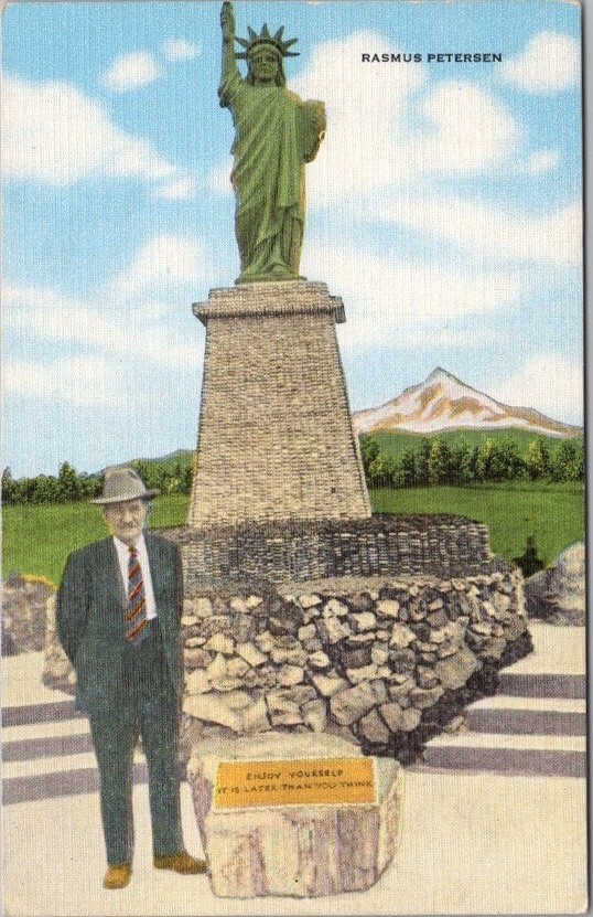 Vintage REDMOND, Oregon LINEN Postcard PETERSEN\'S ROCK GARDEN Statue of Liberty