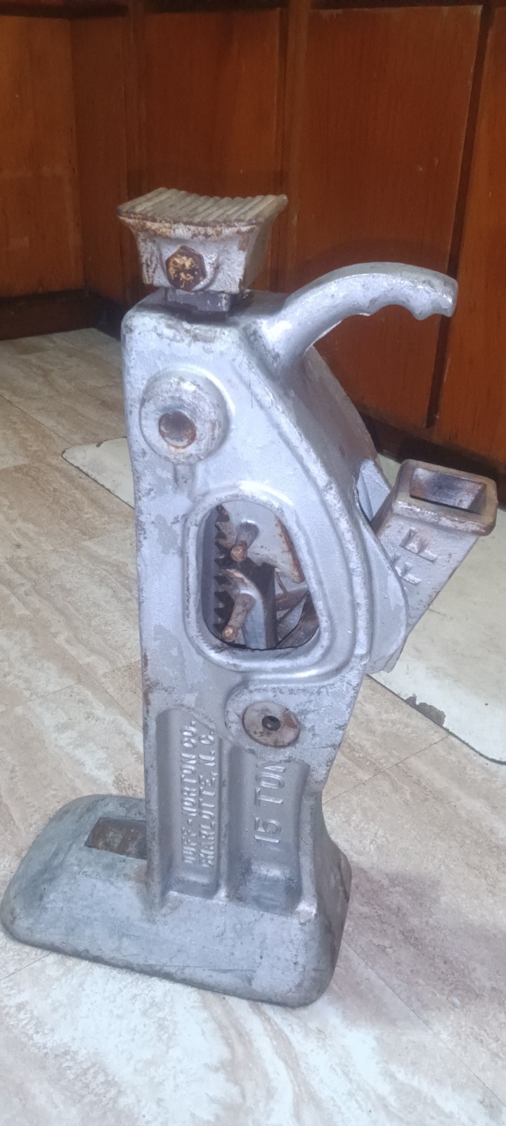 Vintage 15 ton aluminum jack...Duff-Norton railroad/house jack. Storage kep. Vintage 15 ton aluminum jack...Duff-Norton railroad/house jack. Storage kep.
