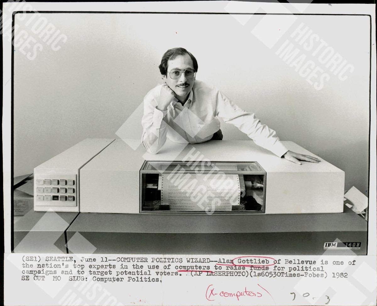 1982 Press Photo - Alan Gottlieb with an early IBM 1403 printer 1982 Press Photo - Alan Gottlieb with an early IBM 1403 printer