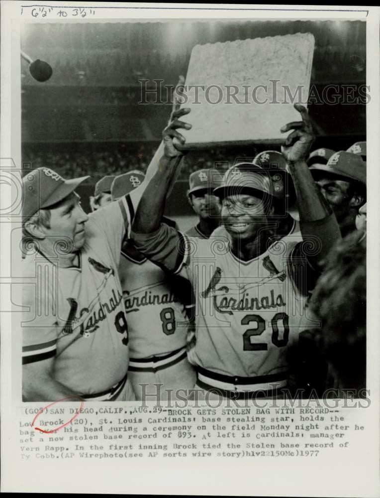 1977 Press Photo Baseballer Lou Brock with Bag over Head/Sets Stolen Base Record 1977 Press Photo Baseballer Lou Brock with Bag over Head/Sets Stolen Base Record