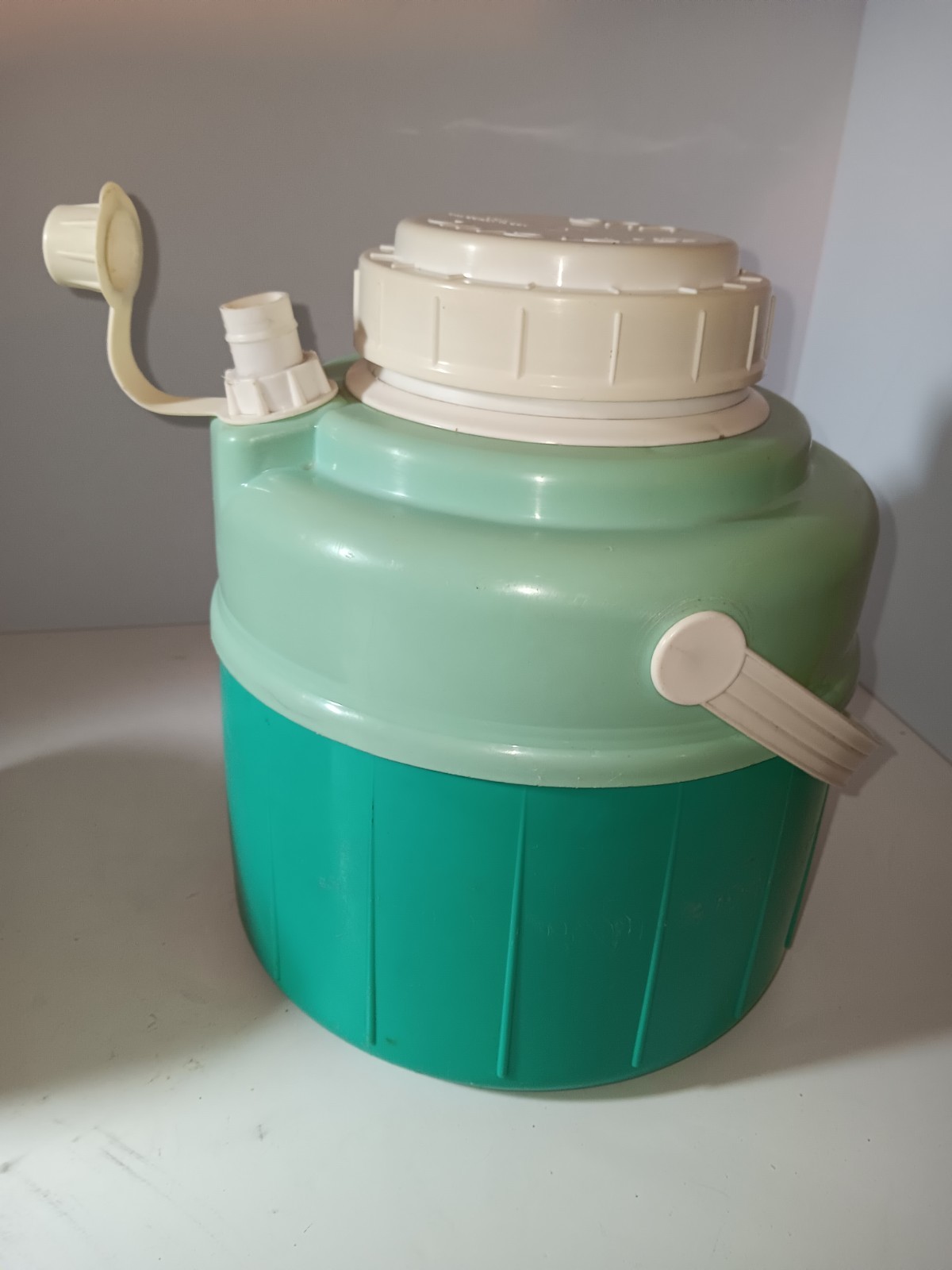 Vtg. 1970\'s Picnic Jug by Bee Plastic Inc. 2 Tone green w white lid & pouring Vtg. 1970\'s Picnic Jug by Bee Plastic Inc. 2 Tone green w white lid & pouring