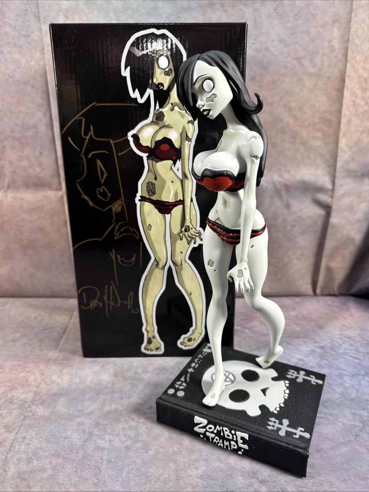 Zombie Tramp Diamond Select Statue Action Lab Black White Signed Remark G2U Zombie Tramp Diamond Select Statue Action Lab Black White Signed Remark G2U