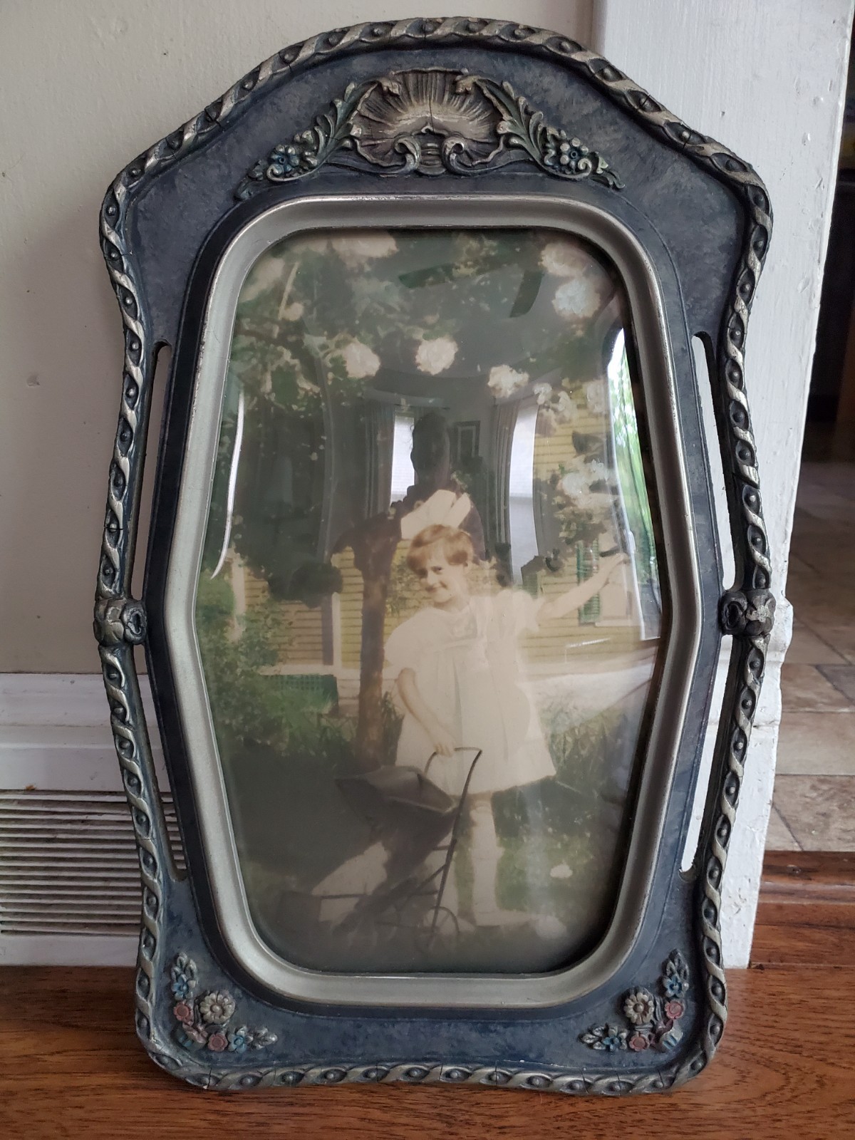 ANTIQUE WOODEN PHOTO VICTORIAN YOUNG CHILD FRAME GOTHIC BUBBLE GLASS
