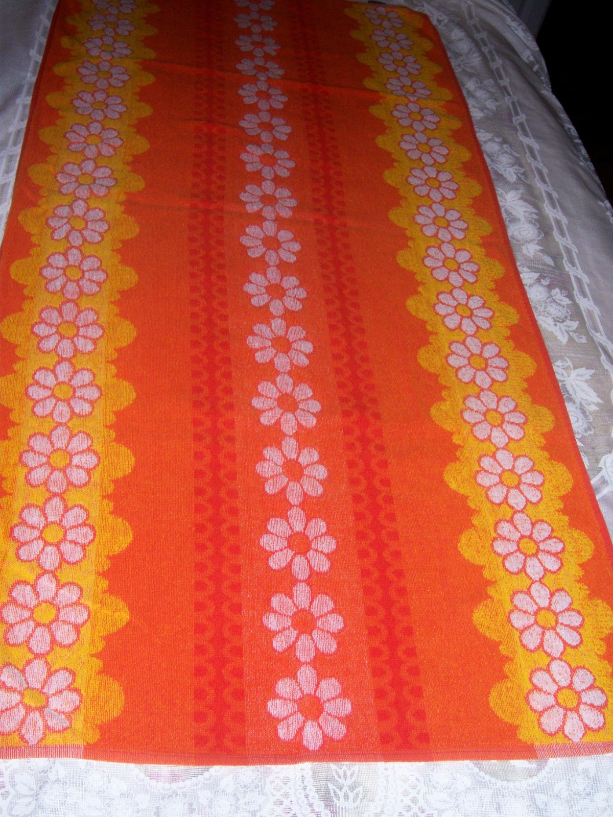 Vtg 60s-70s Terry Treasure Flower Power Daisy Beach Towel Orange Yellow White Vtg 60s-70s Terry Treasure Flower Power Daisy Beach Towel Orange Yellow White
