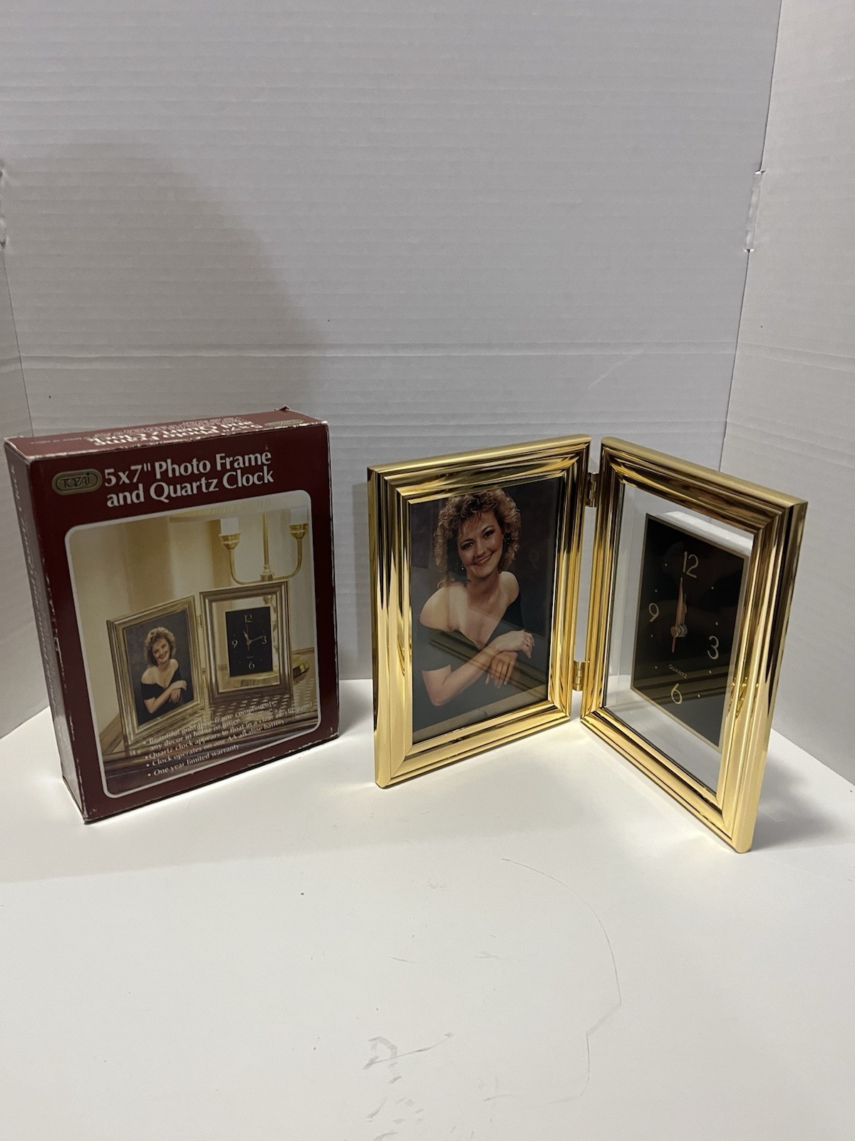 Vintage 1980s Tozai 5x7” Gold-Tone Metal Design Photo Frame and Quartz Clock Vintage 1980s Tozai 5x7” Gold-Tone Metal Design Photo Frame and Quartz Clock