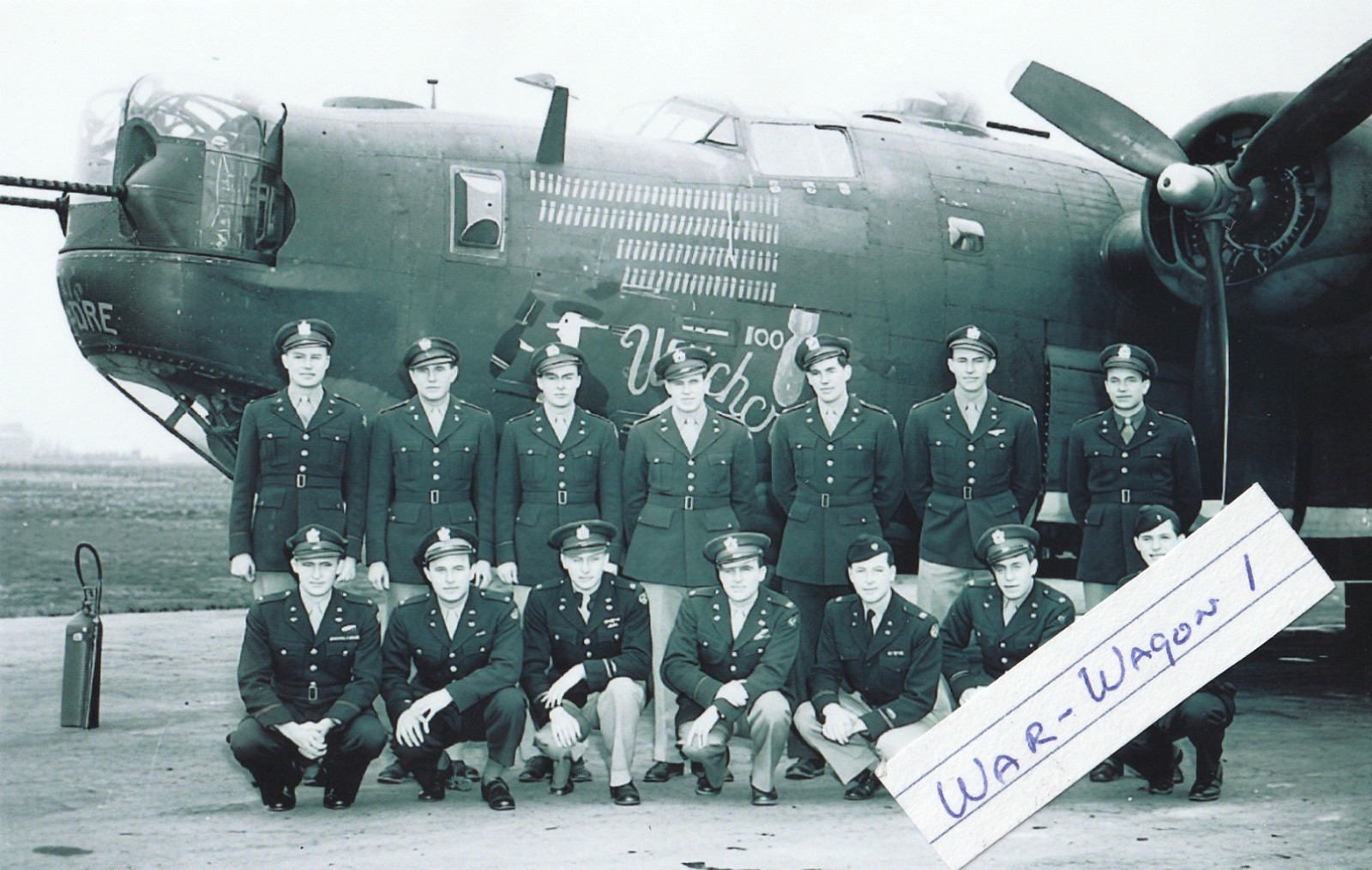 USA WW II Photo - B - 24 Bomber With Crew USA WW II Photo - B - 24 Bomber With Crew