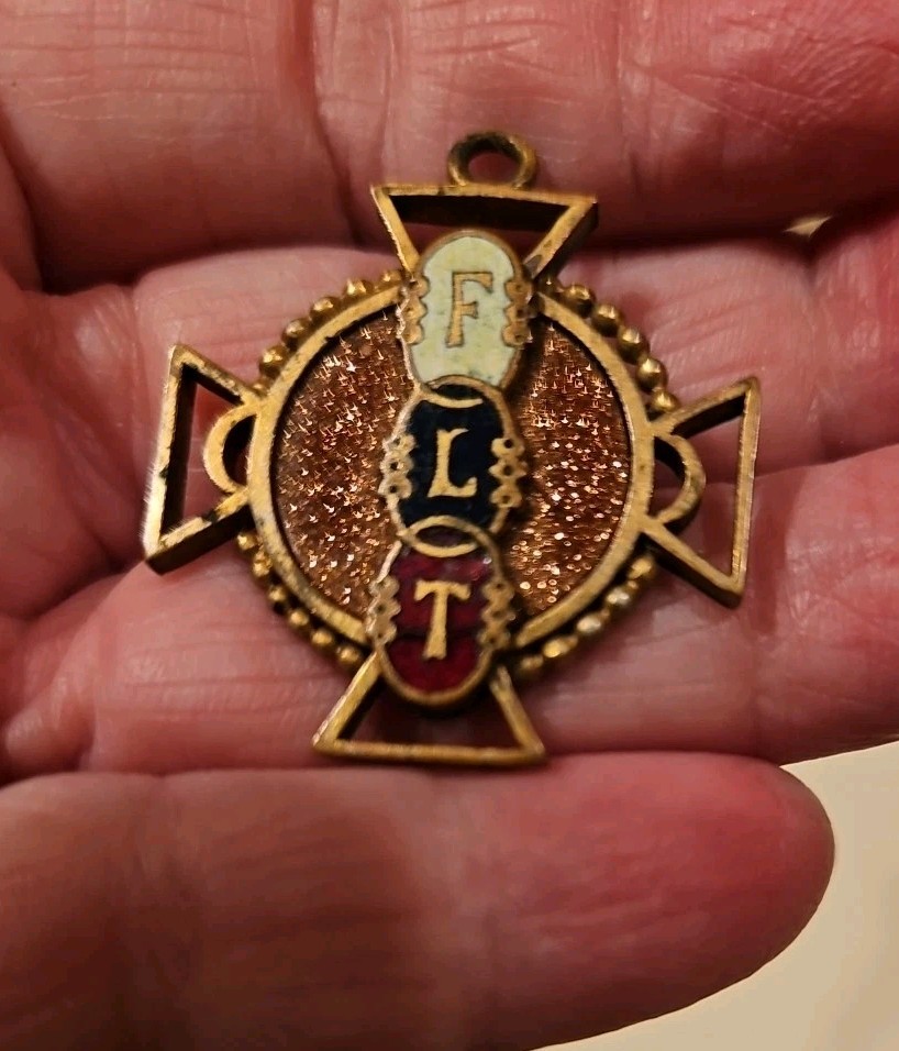 FLT MALTESE CROSS BROICH PIN Gold Filled Enamel - Faternal Order Of Odd Fellows FLT MALTESE CROSS BROICH PIN Gold Filled Enamel - Faternal Order Of Odd Fellows