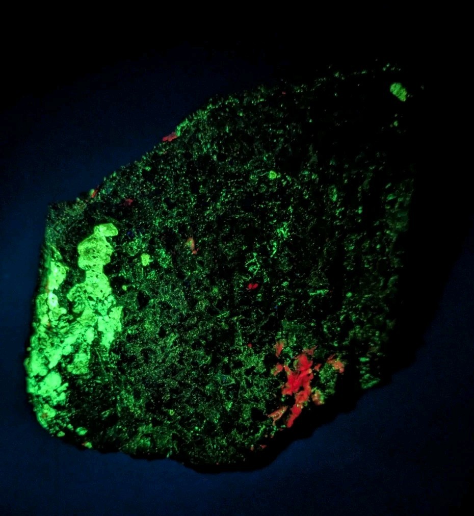 HUGE Phosphorescent Willemite/Calcite Specimen Shortwave UV 2 Lbs 5 Oz HUGE Phosphorescent Willemite/Calcite Specimen Shortwave UV 2 Lbs 5 Oz