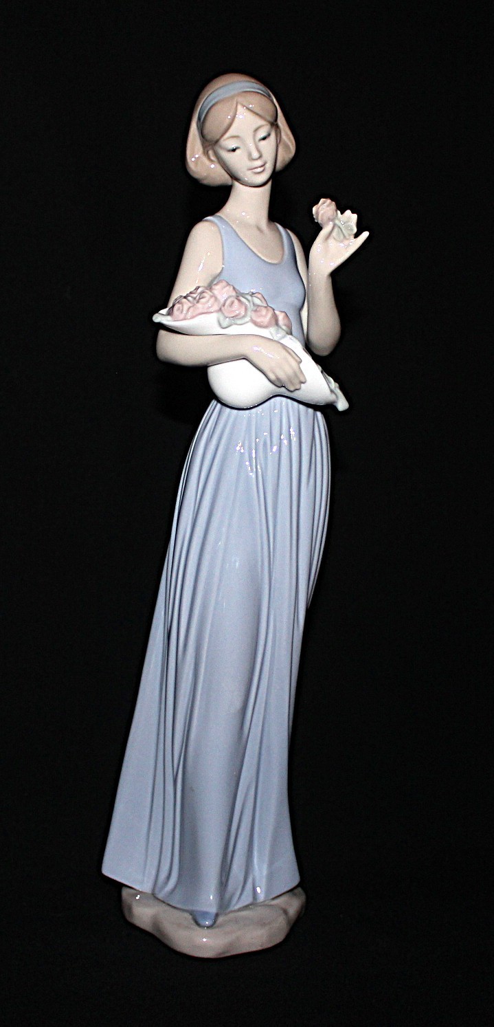 1991 Lladro Nao MY LITTLE BOUQUET #1350 Figurine Lady W/ Pink Roses 12 1/2