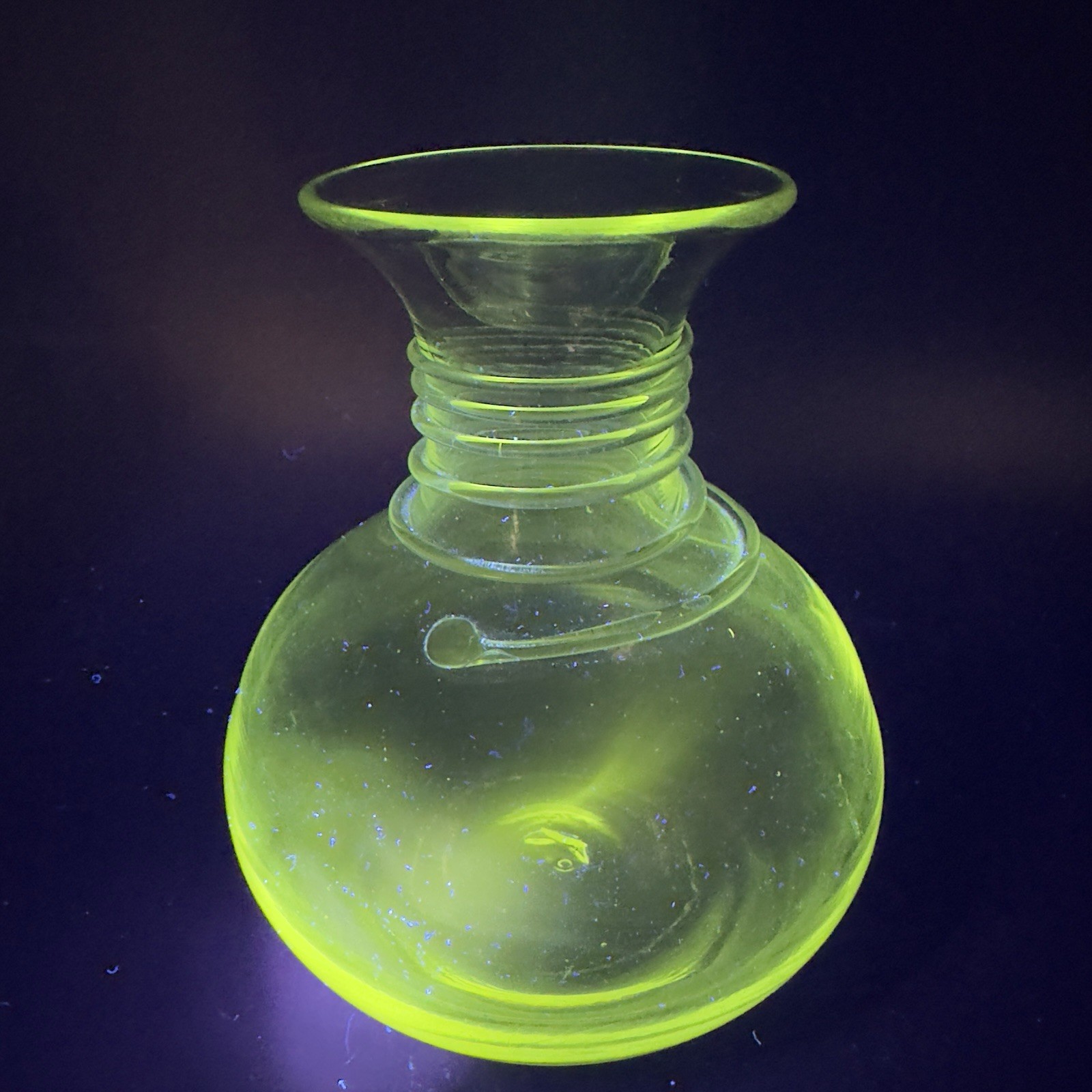 Blenko Hand Blown Glass Vase Clear Spiral Manganese 365nm Green UV Glow Vase VTG Blenko Hand Blown Glass Vase Clear Spiral Manganese 365nm Green UV Glow Vase VTG