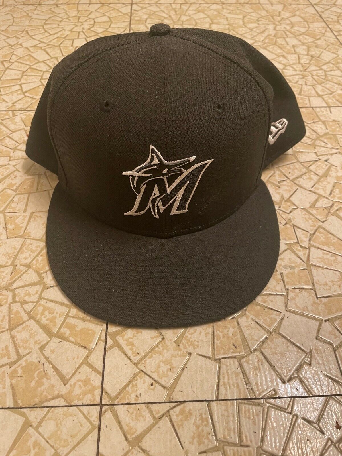 New Era Miami Marlins Black and White Fashion 59FIFTY Fitted Hat - Size 8 - NWOT