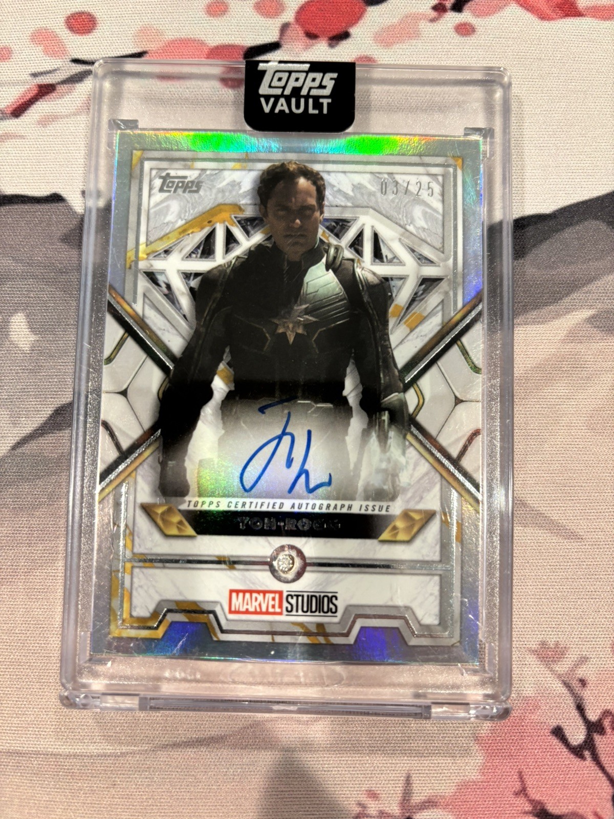 2026 Topps Vault Marvel Studios Yon-Rogg Jude Law On Card Auto /25 2026 Topps Vault Marvel Studios Yon-Rogg Jude Law On Card Auto /25