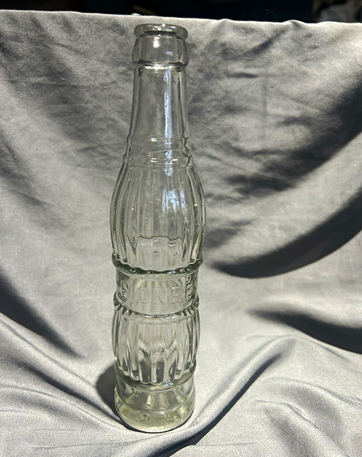 Vintage 1947 Pioneer Soda Bottle Gary Indiana Hobksirt Style Embossed Clear Glas Vintage 1947 Pioneer Soda Bottle Gary Indiana Hobksirt Style Embossed Clear Glas