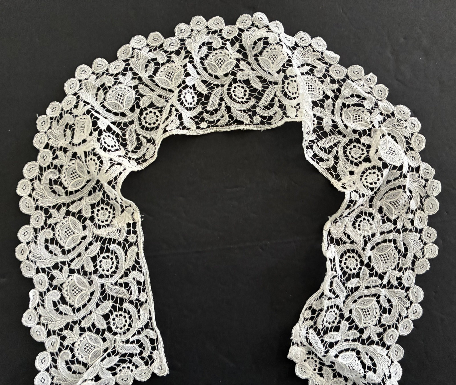 BRUSSELS LACE ANTIQUE COLLAR Elegant Scallops Delicate Flowers Classic BRUSSELS LACE ANTIQUE COLLAR Elegant Scallops Delicate Flowers Classic