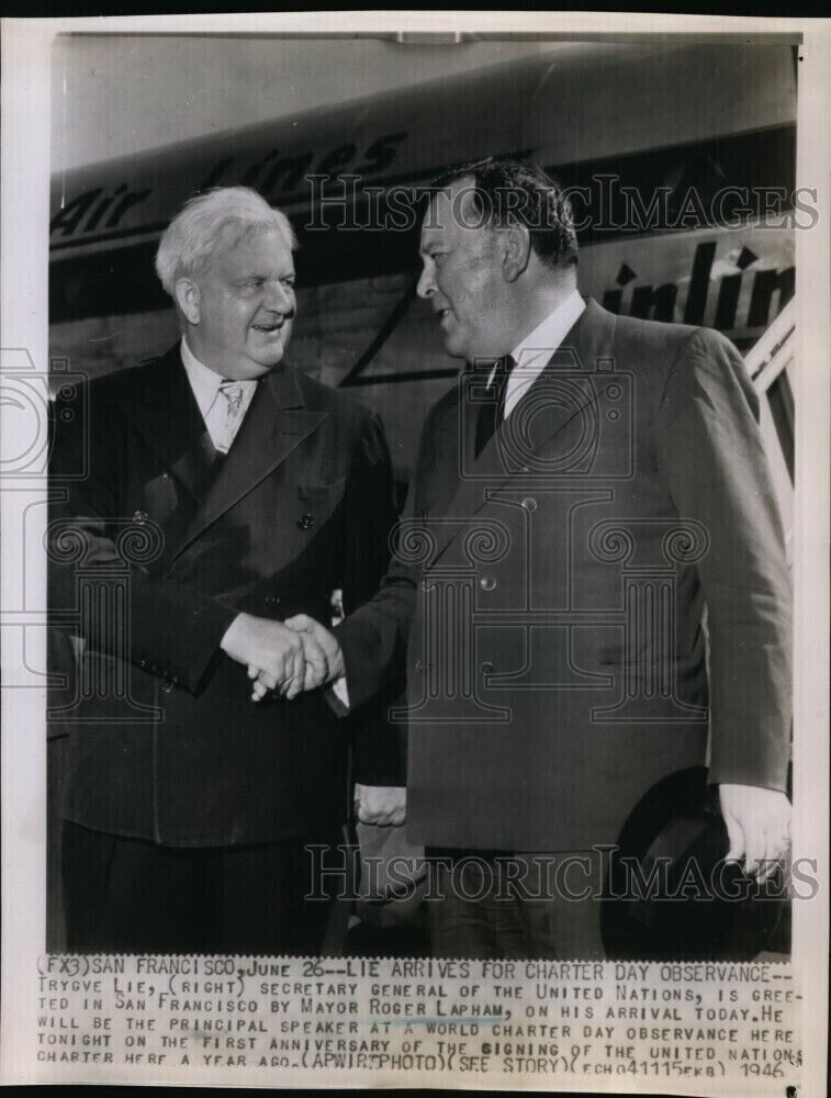 1946 Wirephoto Trygve Lie Sec Gen UN greeted by Mayor Roger Lapham SF 10.75X8