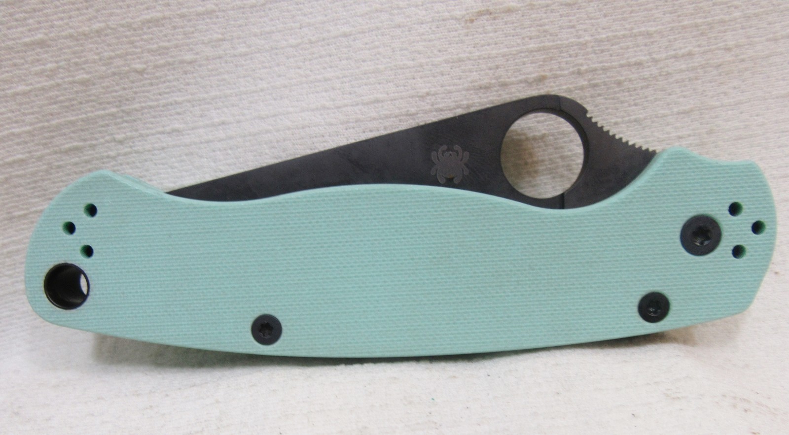 Spyderco Paramilitary 2 Black DLC Coated CPM-S90V Plain Blade, Teal G-10 Handle Spyderco Paramilitary 2 Black DLC Coated CPM-S90V Plain Blade, Teal G-10 Handle