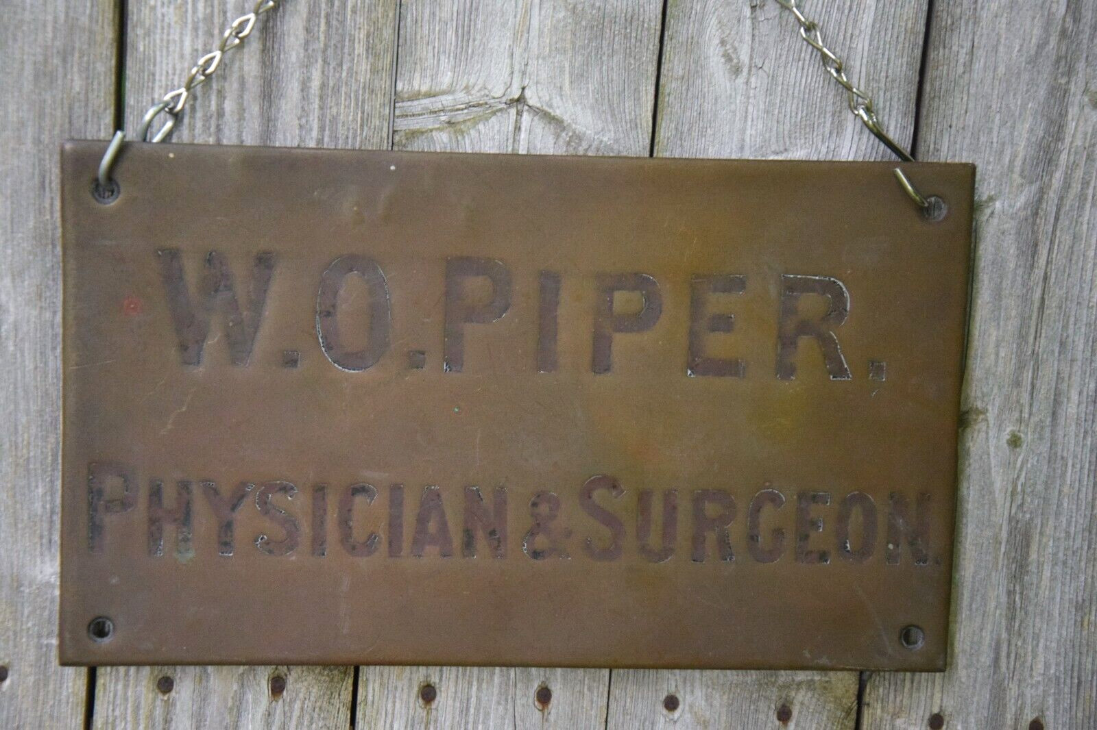 BRASS PLAQUE W.O. PIPER PHYSICIAN & SURGEON SIGN APOTHECARY CIRCA 1880s TO 1910s BRASS PLAQUE W.O. PIPER PHYSICIAN & SURGEON SIGN APOTHECARY CIRCA 1880s TO 1910s