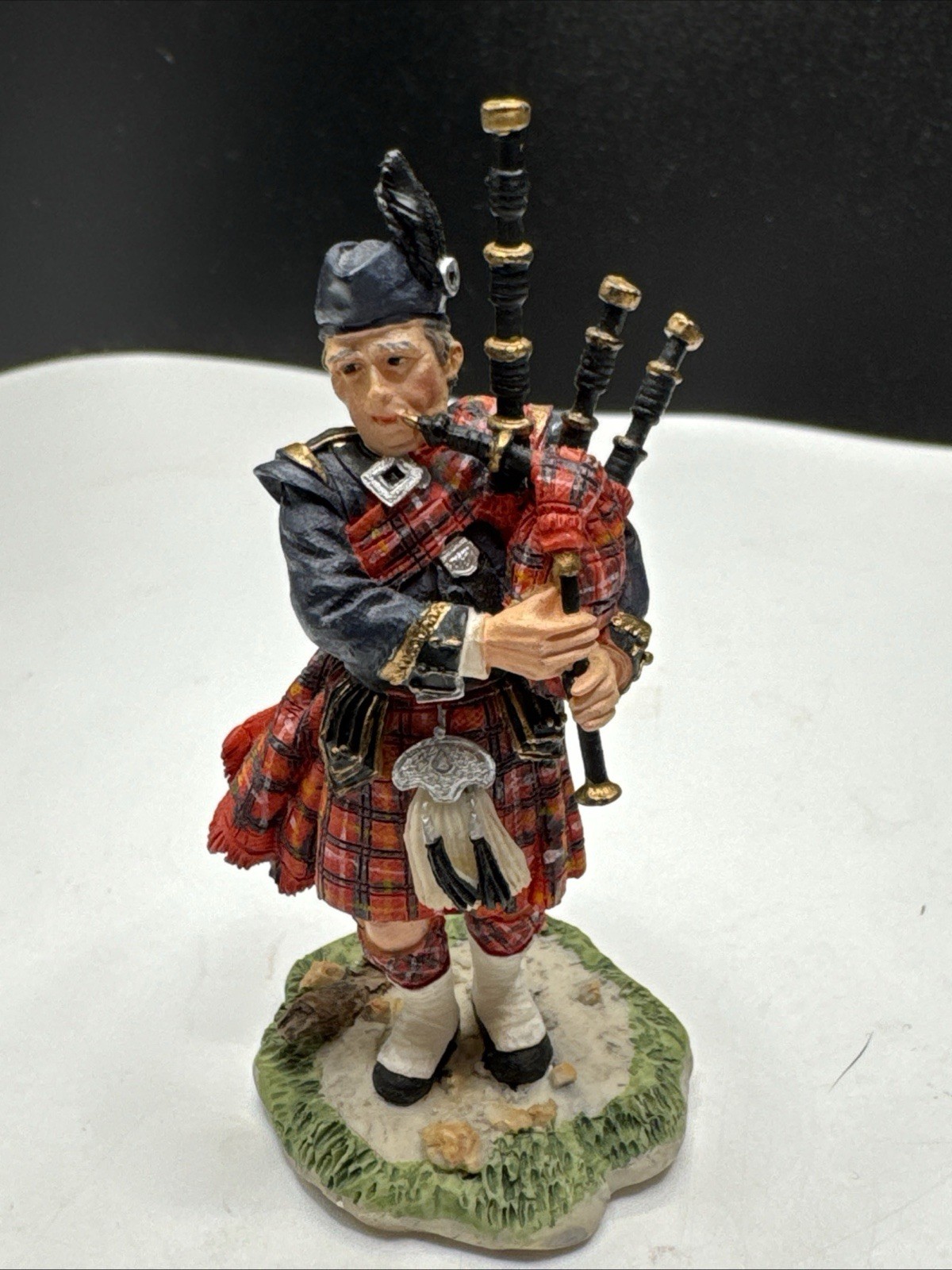 SCULPTURES U.K. Scottish Bagpiper figure Handmade Resin 6-1/4 SCULPTURES U.K. Scottish Bagpiper figure Handmade Resin 6-1/4