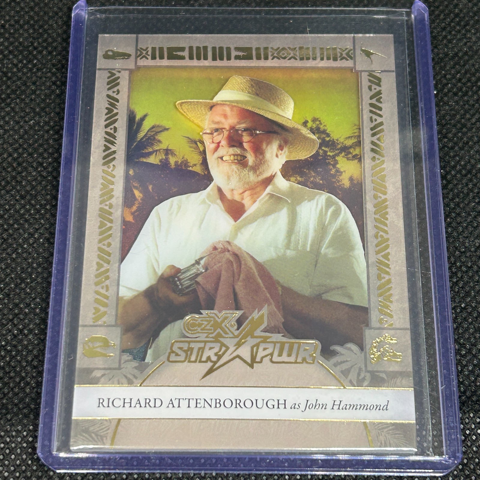 2026 JURASSIC PARK CRYPTOZOIC CZX STR PWR INSERT RICHARD ATTENBOROUGH AS HAMMOND 2026 JURASSIC PARK CRYPTOZOIC CZX STR PWR INSERT RICHARD ATTENBOROUGH AS HAMMOND