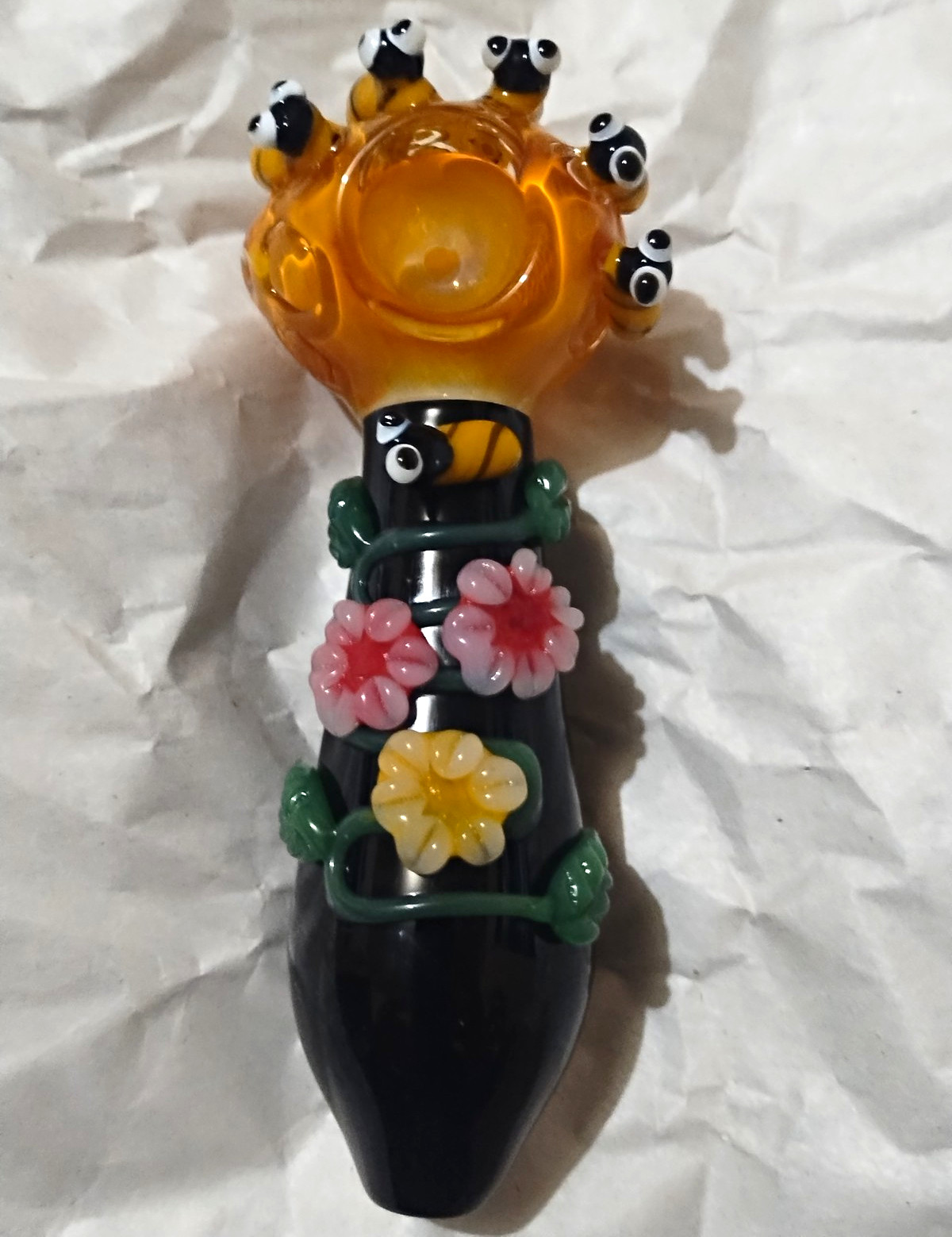 5.75 inch Detailed Bee\'s Honeycomb Handmade pipe. 6 beautiful bees/3 flowers 5.75 inch Detailed Bee\'s Honeycomb Handmade pipe. 6 beautiful bees/3 flowers