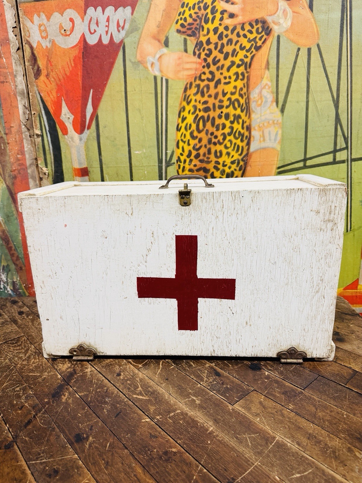 VINTAGE C. 1940 WWII RED CROSS NURSE CARRYING CASE SIGN MEDICAL CABINET MEDICINE VINTAGE C. 1940 WWII RED CROSS NURSE CARRYING CASE SIGN MEDICAL CABINET MEDICINE