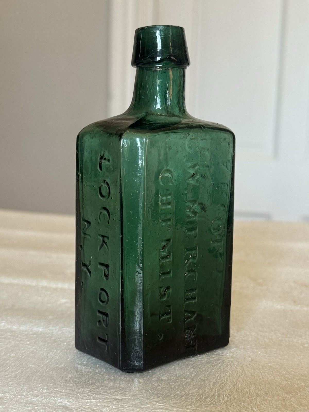 Rare Mid 19th Century G W Merchant Lockport New York Green Apothecary Bottle Rare Mid 19th Century G W Merchant Lockport New York Green Apothecary Bottle