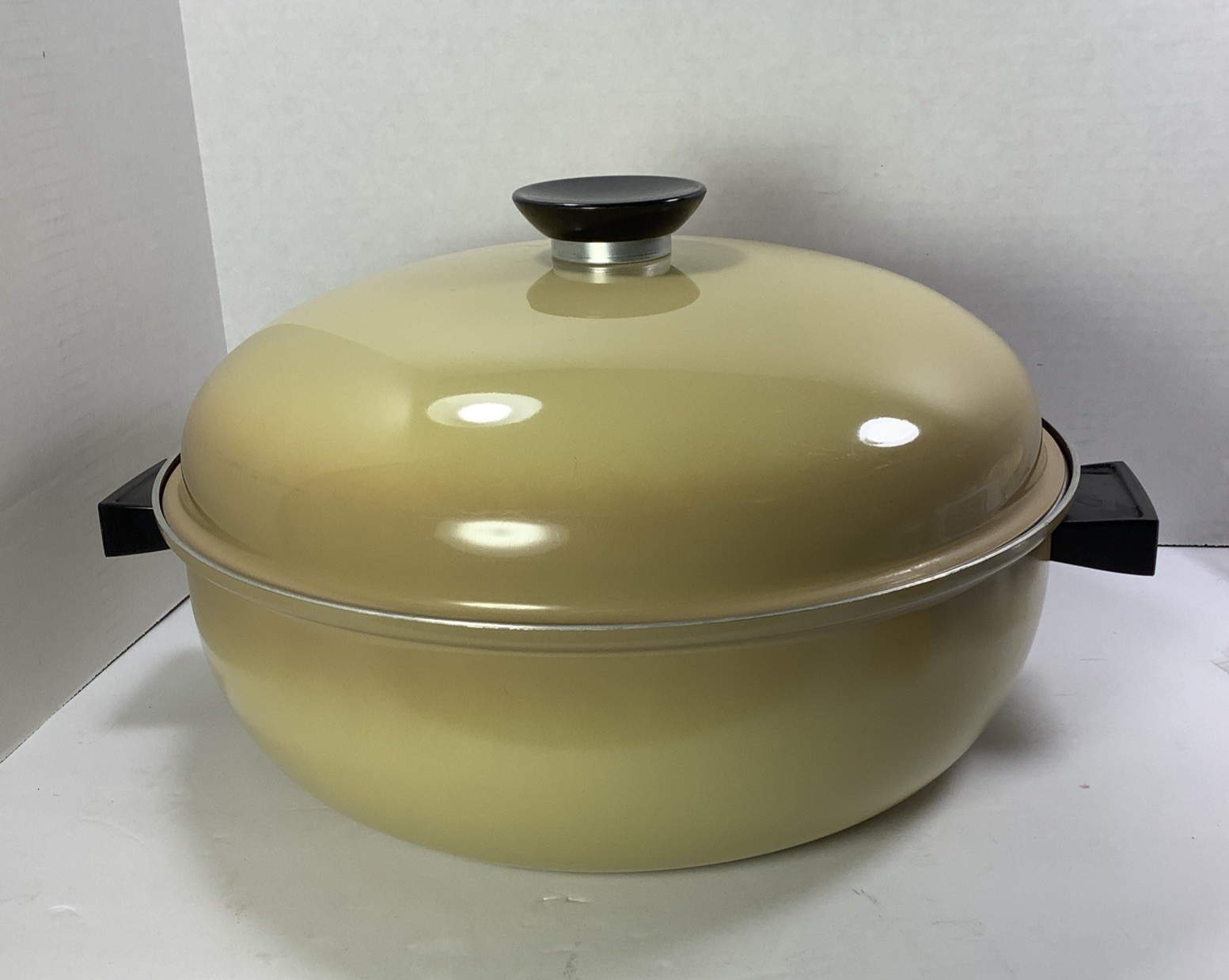 Vintage Regal Ware Gold Yellow Aluminum Steamer Pot Dutch Oven Roaster 12.5”USA Vintage Regal Ware Gold Yellow Aluminum Steamer Pot Dutch Oven Roaster 12.5”USA