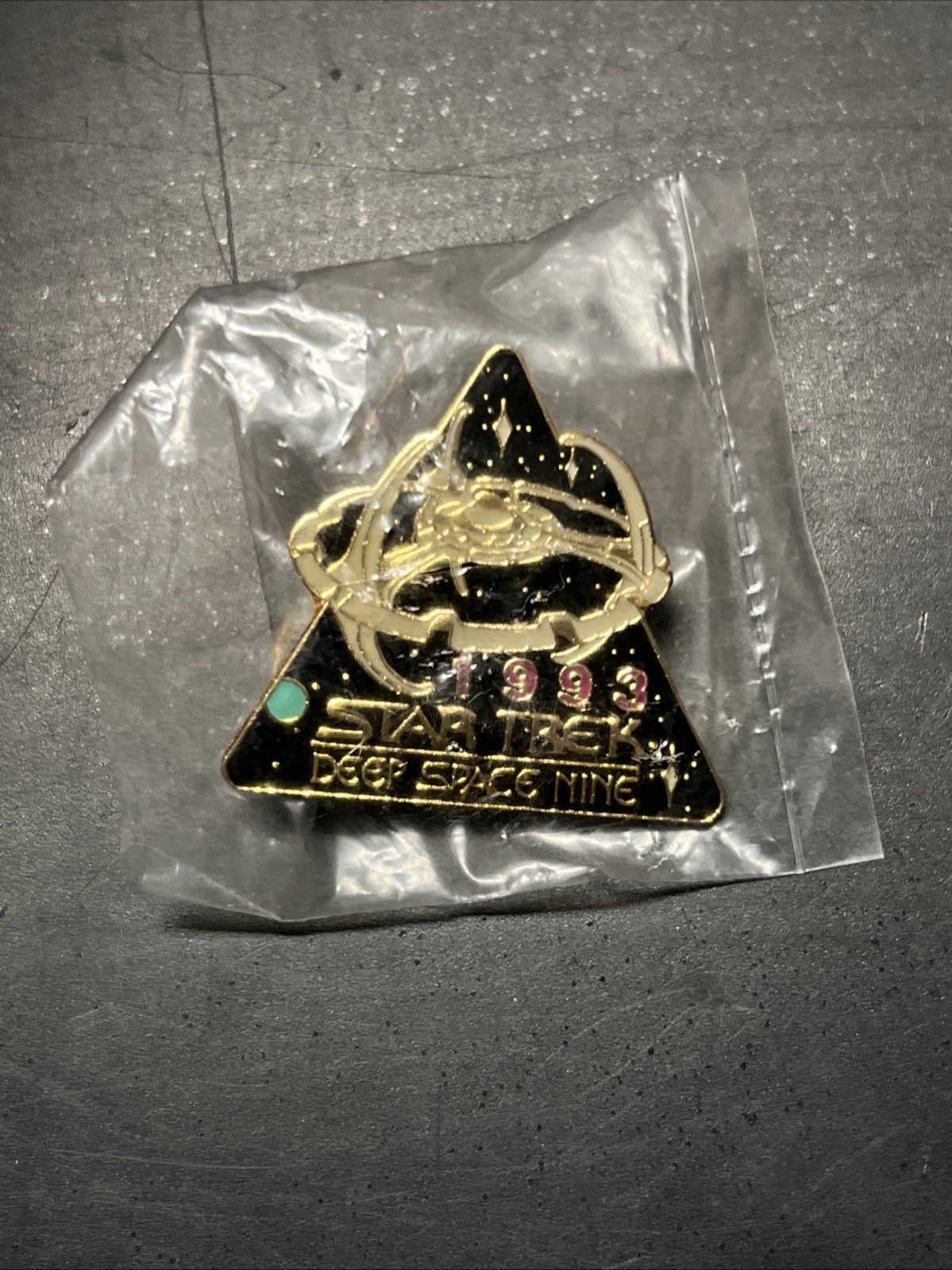 1993 Hollywood Pins STAR TREK DEEP SPACE NINE SPACE STATION ENAMEL PIN New 1993 Hollywood Pins STAR TREK DEEP SPACE NINE SPACE STATION ENAMEL PIN New