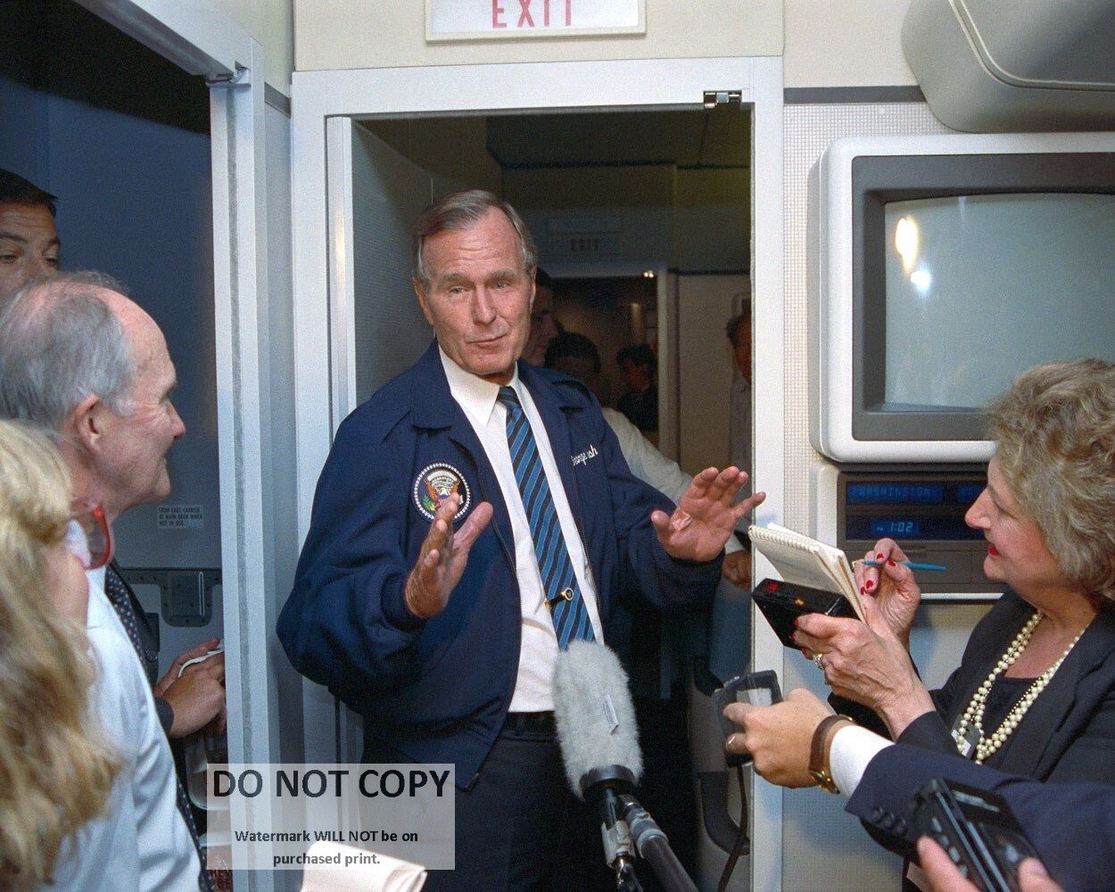 GEORGE H.W. BUSH w/ REPORTERS & STAFF ABOARD AIR FORCE ONE - 8X10 PHOTO (DD-503)