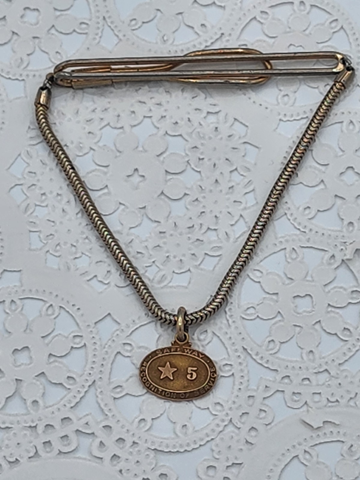 VINTAGE SAFEWAY TIE BAR CLIP W/ 10-YEAR SERVICE ANNIVERSARY CHARM - Granat 10K