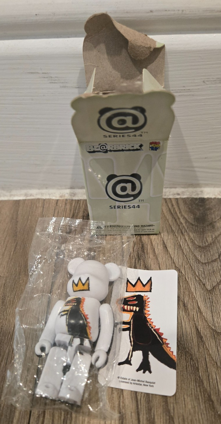 Medicom Toy Bearbrick Series 44 Jean Michel Basquiat 100% Be@rbrick Medicom Toy Bearbrick Series 44 Jean Michel Basquiat 100% Be@rbrick
