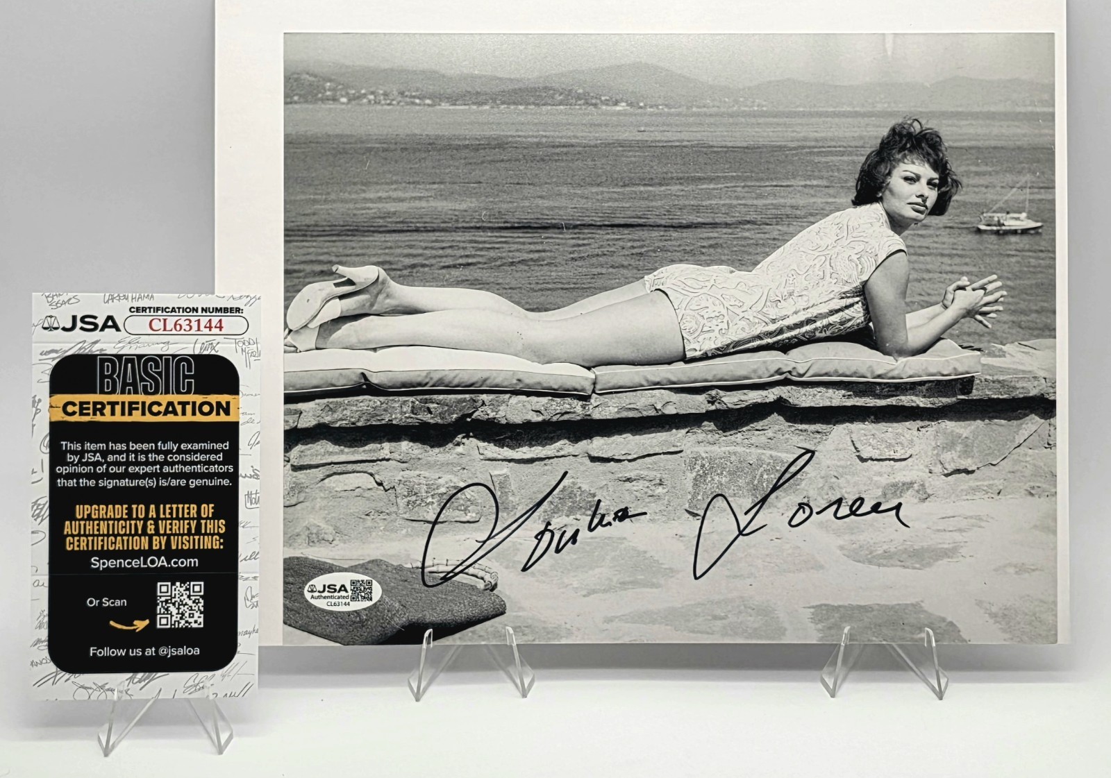 Sophia Loren Signed 8x10 Photo Sexy Glamour Actress Autographed JSA COA Sophia Loren Signed 8x10 Photo Sexy Glamour Actress Autographed JSA COA