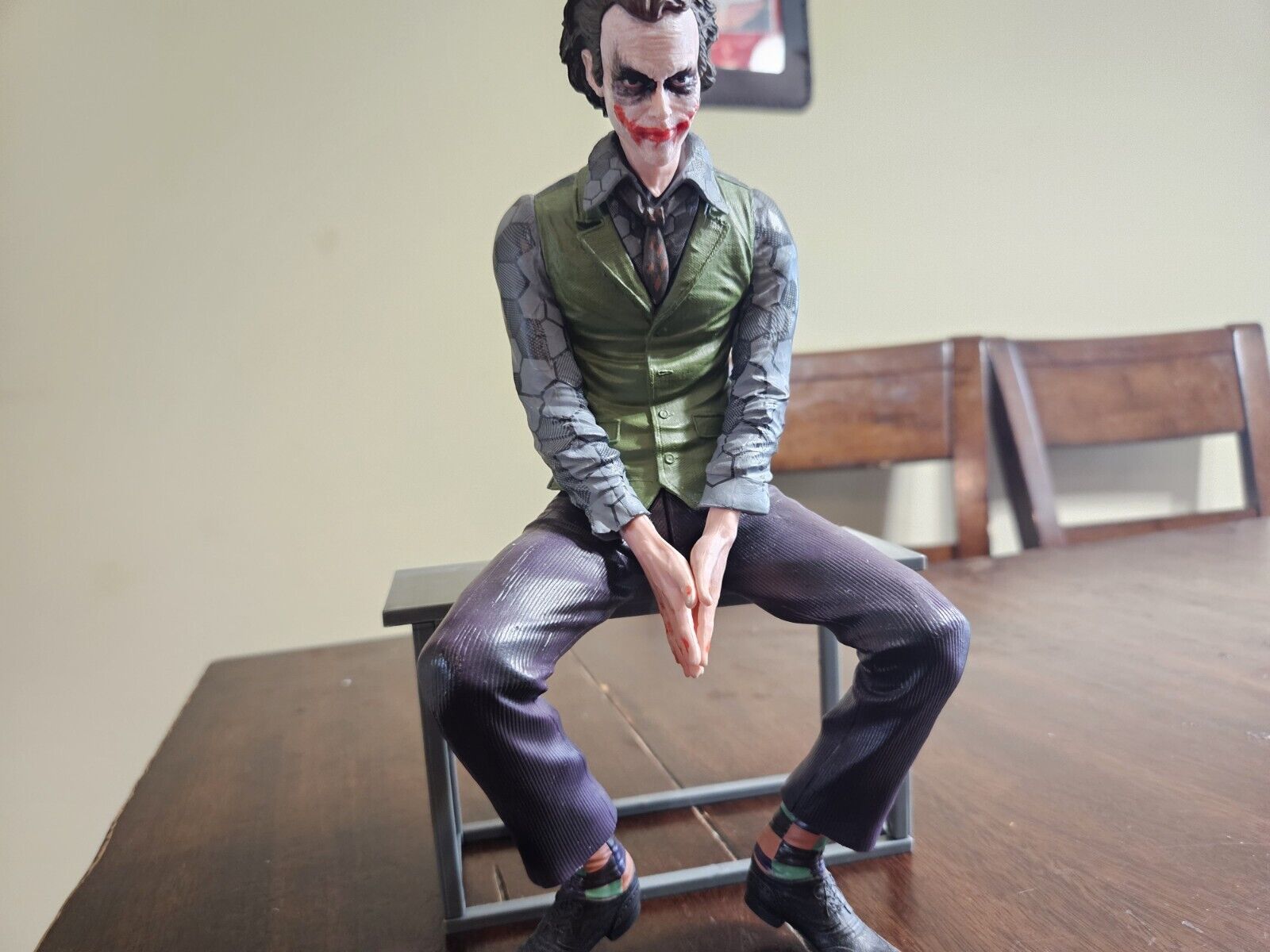 Batman The Dark Knight Joker Sitting Figure Statue Model Toy