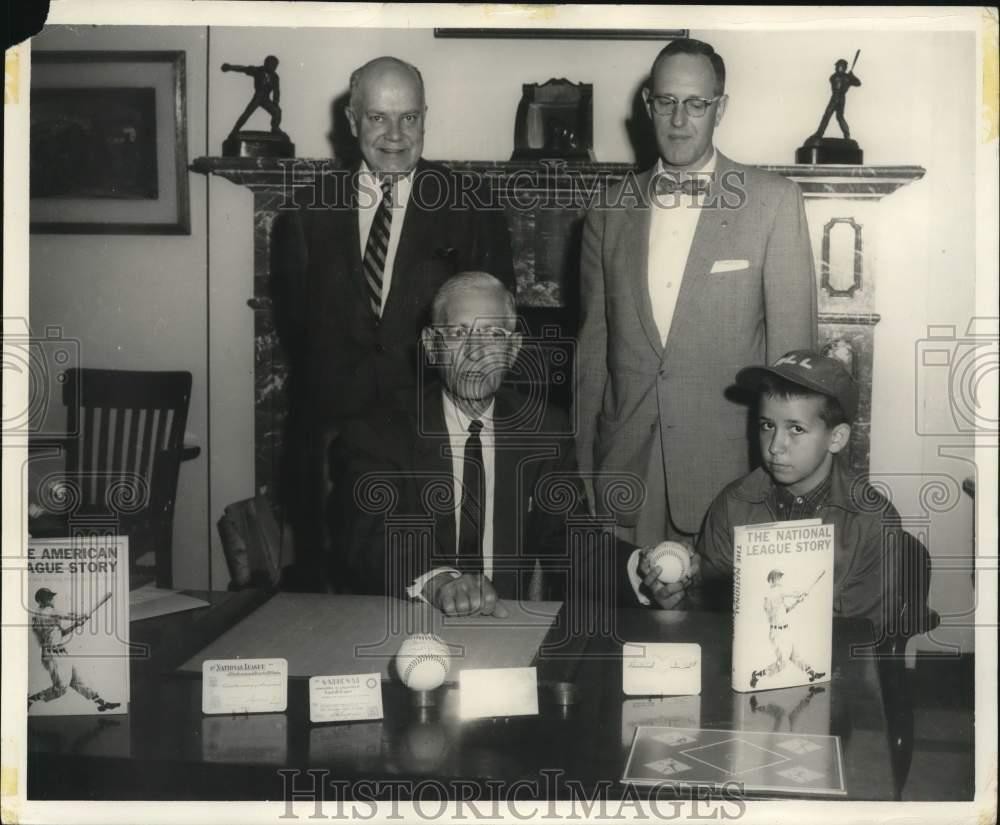 1963 Press Photo Robert Wilson welcomed by the executives at the Hall Of Fame 1963 Press Photo Robert Wilson welcomed by the executives at the Hall Of Fame