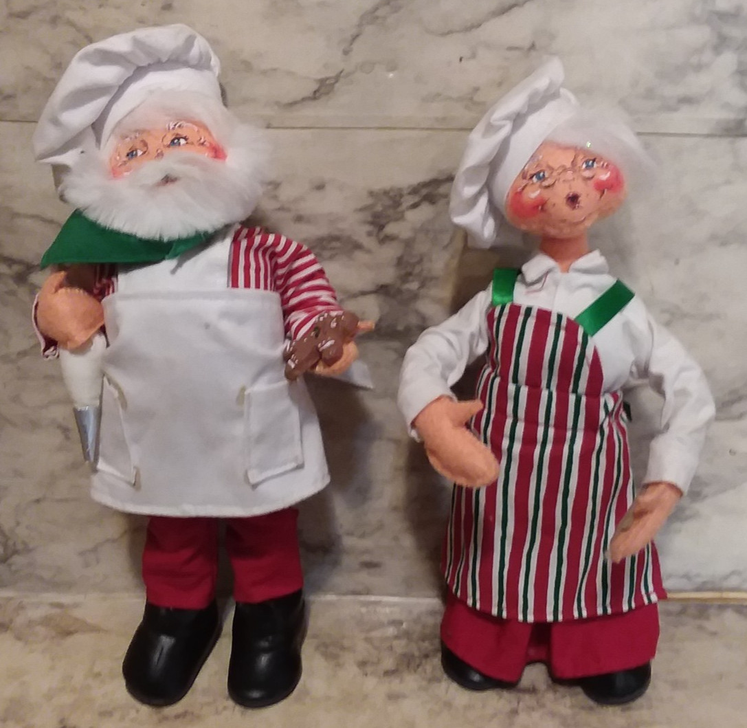 2 Vntg 2005 ANNALEE Christmas Dolls - SANTA & MRS. CLAUS Gingerbread Bakers 2 Vntg 2005 ANNALEE Christmas Dolls - SANTA & MRS. CLAUS Gingerbread Bakers