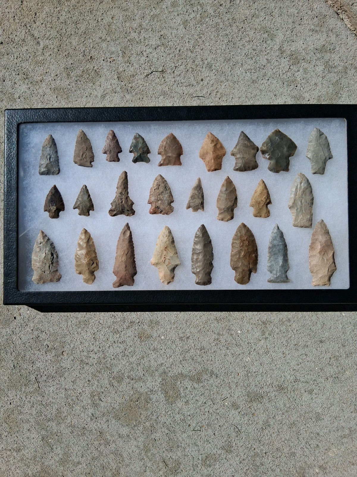 Native American Artifact 14x8 Framed lot of 25 Midwest points Native American Artifact 14x8 Framed lot of 25 Midwest points