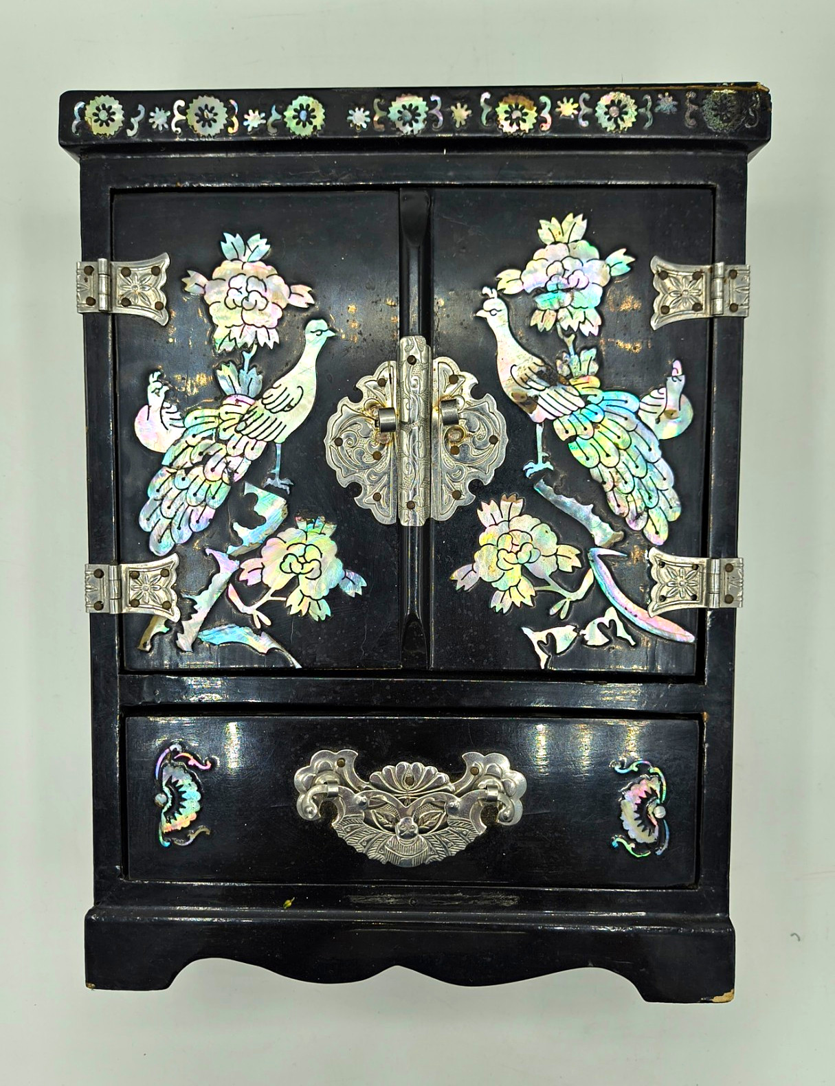 Japanese Vintage Black Lacquer Mother of Pearl Inlay Musical Jewelry Box Japanese Vintage Black Lacquer Mother of Pearl Inlay Musical Jewelry Box