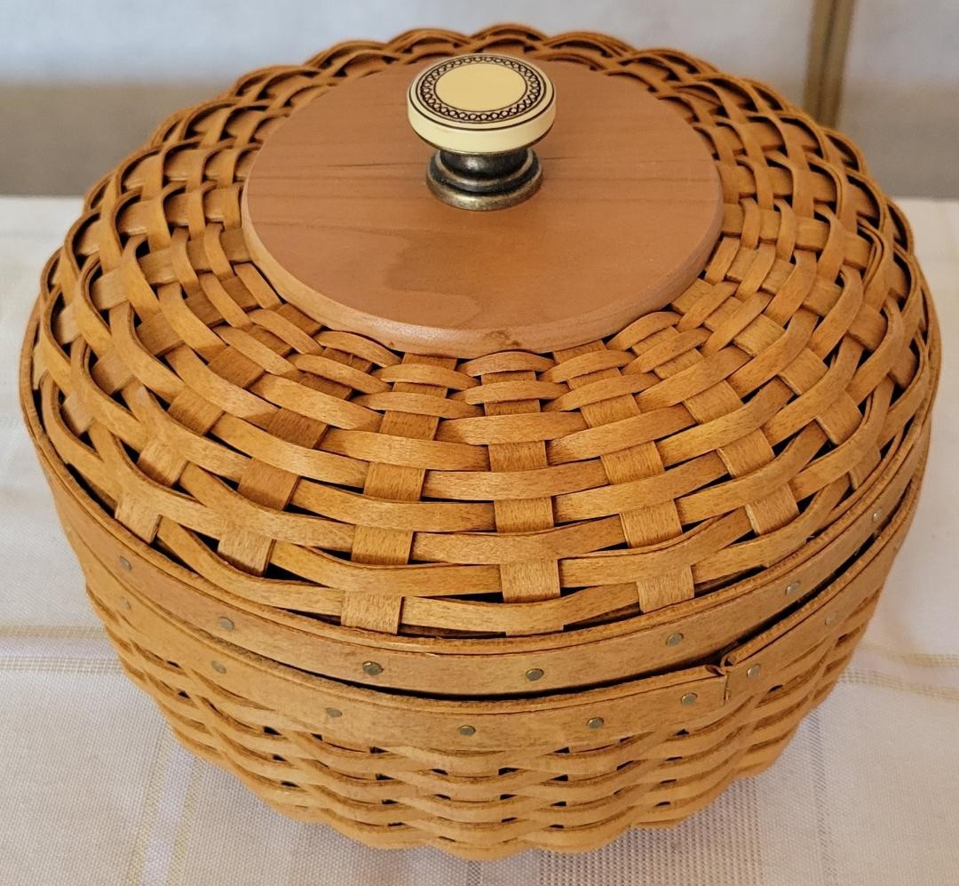 Longaberger Collectors Club Special Weaved Basket - In Perfect Condition Longaberger Collectors Club Special Weaved Basket - In Perfect Condition